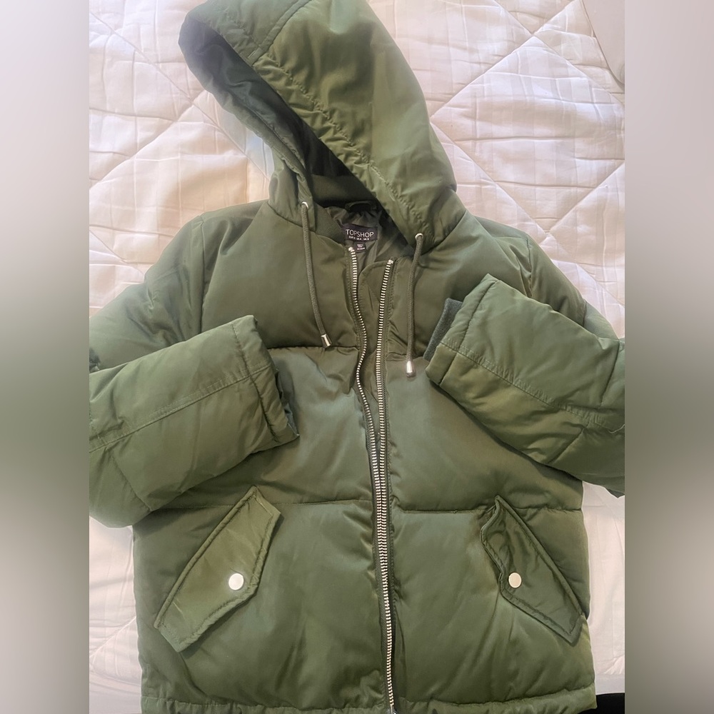 Women’s puffer Jacket. Color olive. Size 4. Topshop brand